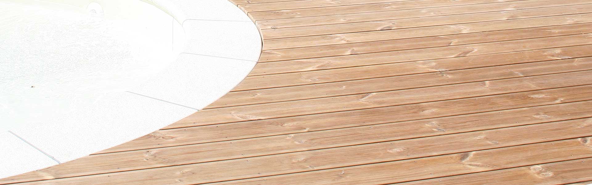 Thermo Kiefer, das preisgünstige hitzebehandelte Kiefernholz verleiht Ihre Terrasse eine lebhafte Struktur. 