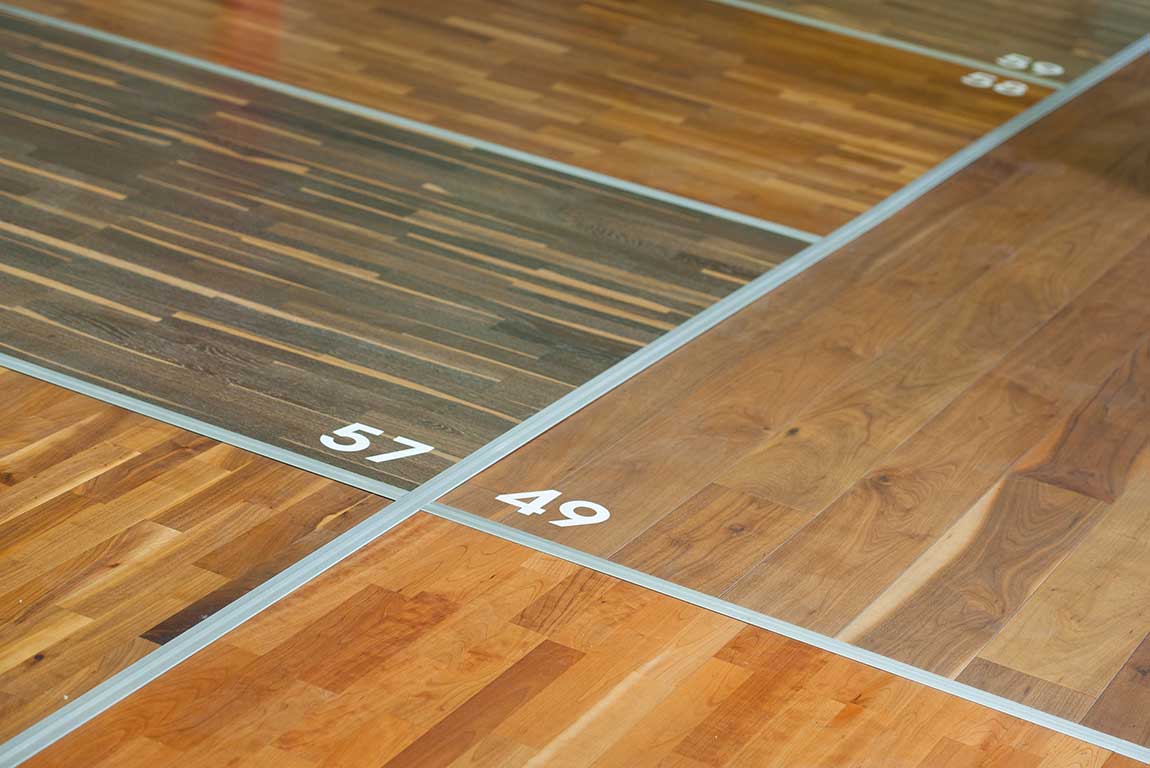 In unserer Ausstellung sehen Sie Bodenbelags Musterflächen mit verschiedenen Holzsorten.chieden 