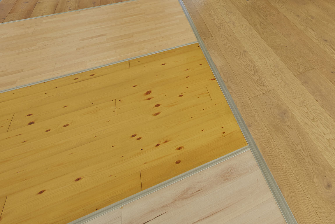 Musterflächen mit hellen Holzbodenbelägen.