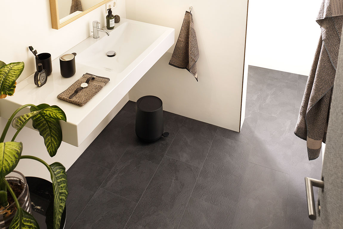 Tilo Designboden eleganto spa in Schiefer natur ist feuchtraumgeeignet und zu 100% wasserdicht. 