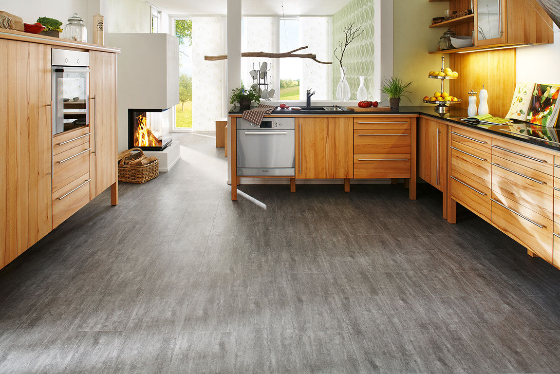 Auch in Küchen sind Vinylböden dank ihrer robusten und pflegeleichten Oberflächen einsetzbar.