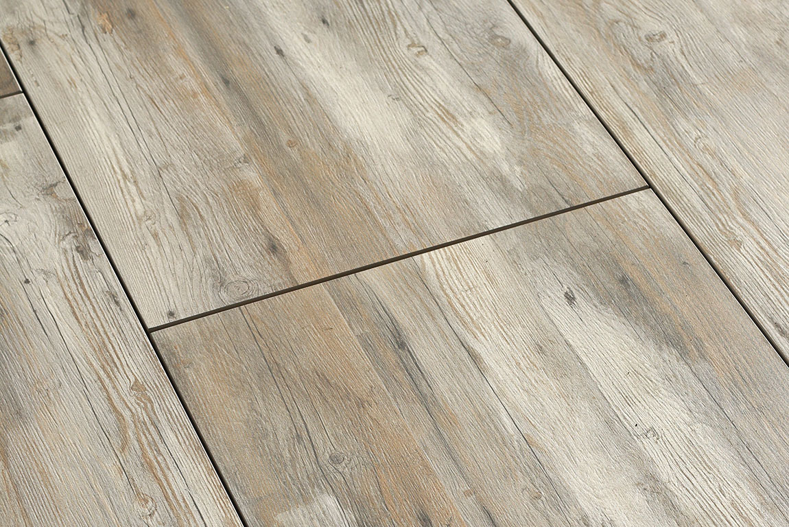 Der Terrassenboden Tavola altholz von Karle & Rubner ist eine keramische Terrassenplatte, die sich optisch nur schwer von einem echten Holzterrassenboden unterscheiden lässt.