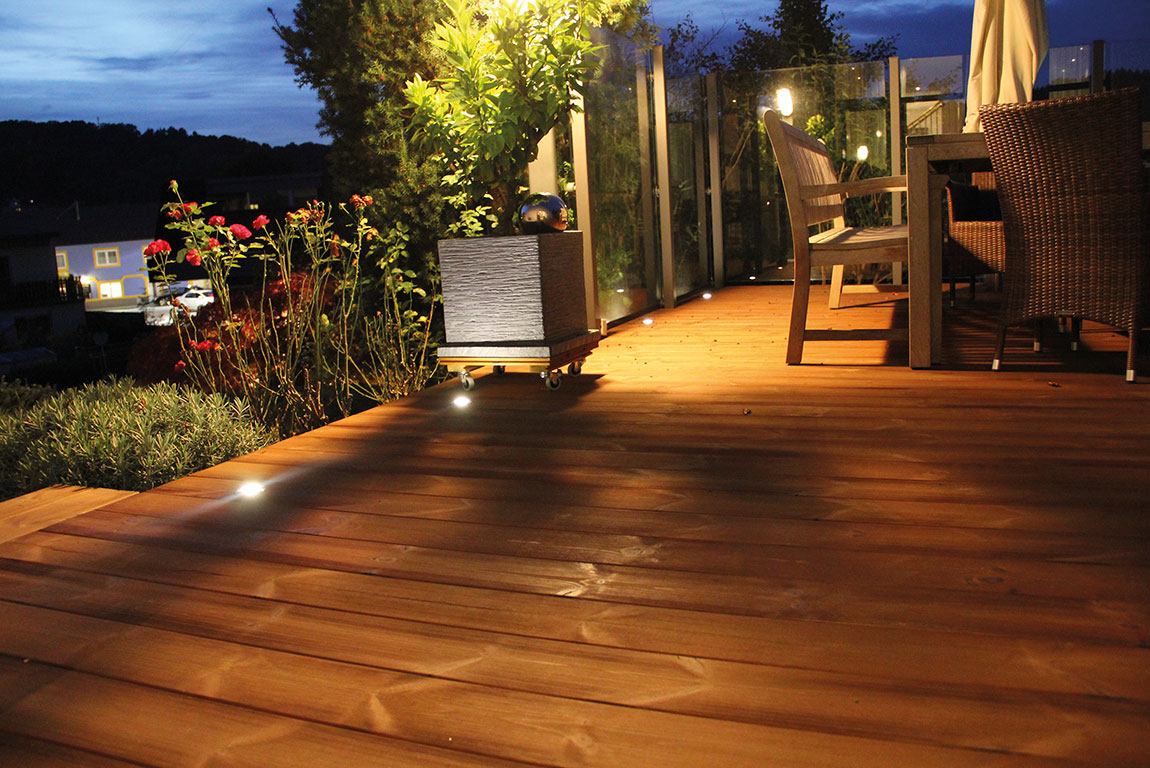 Mit einem Terrassenbelag aus Thermokiefer und eingelassener Beleuchtung bringen Sie eine besondere Atmosphäre auf Ihre Terrasse.