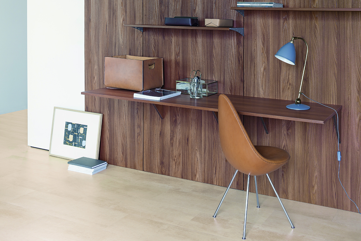 Individuelle Möbel mit Holzwerkstoffplatten zum Beispiel als eine Regalwand mit integriertem Schreibtisch.