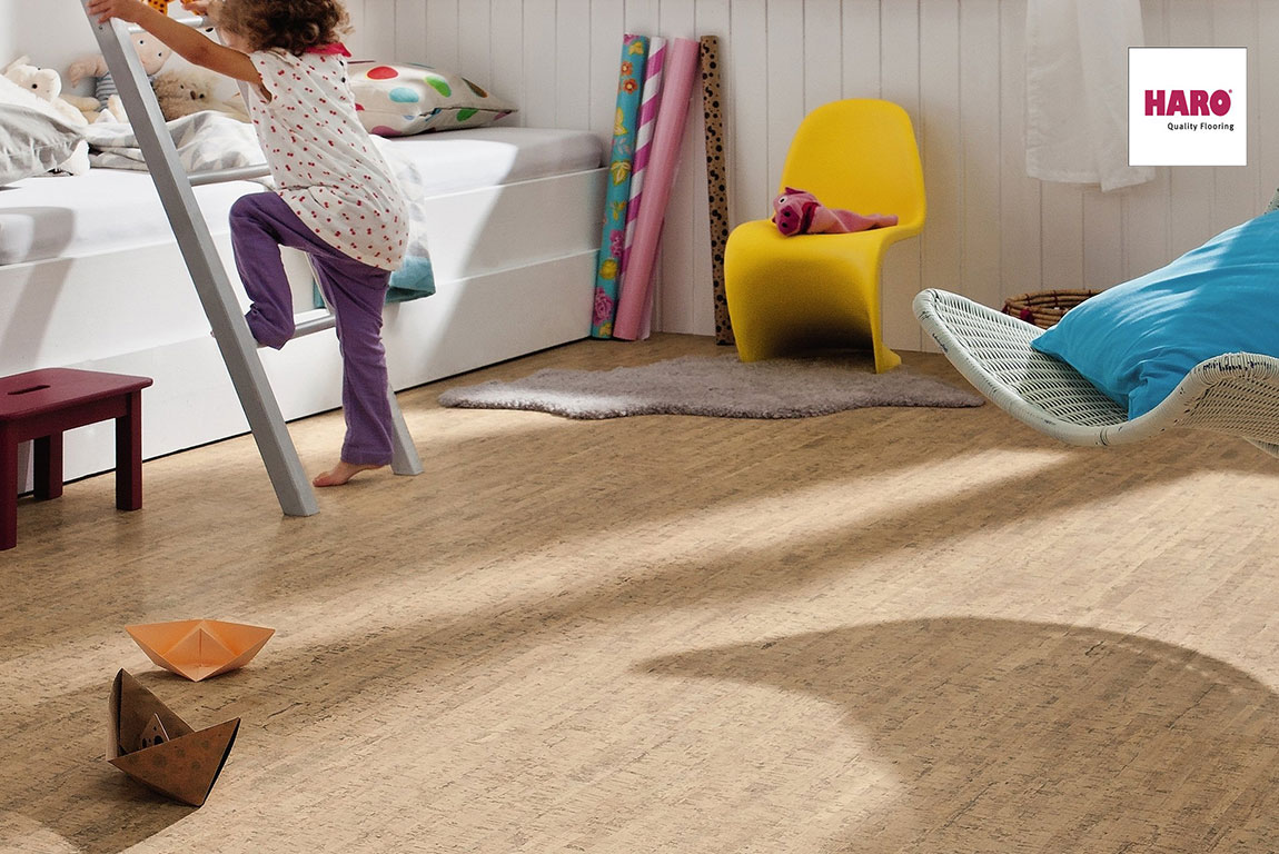 Warm, elastisch und dämmt den Tritt , der Korkboden von Haro in antikweiss ist ideal für Kinderzimmer.