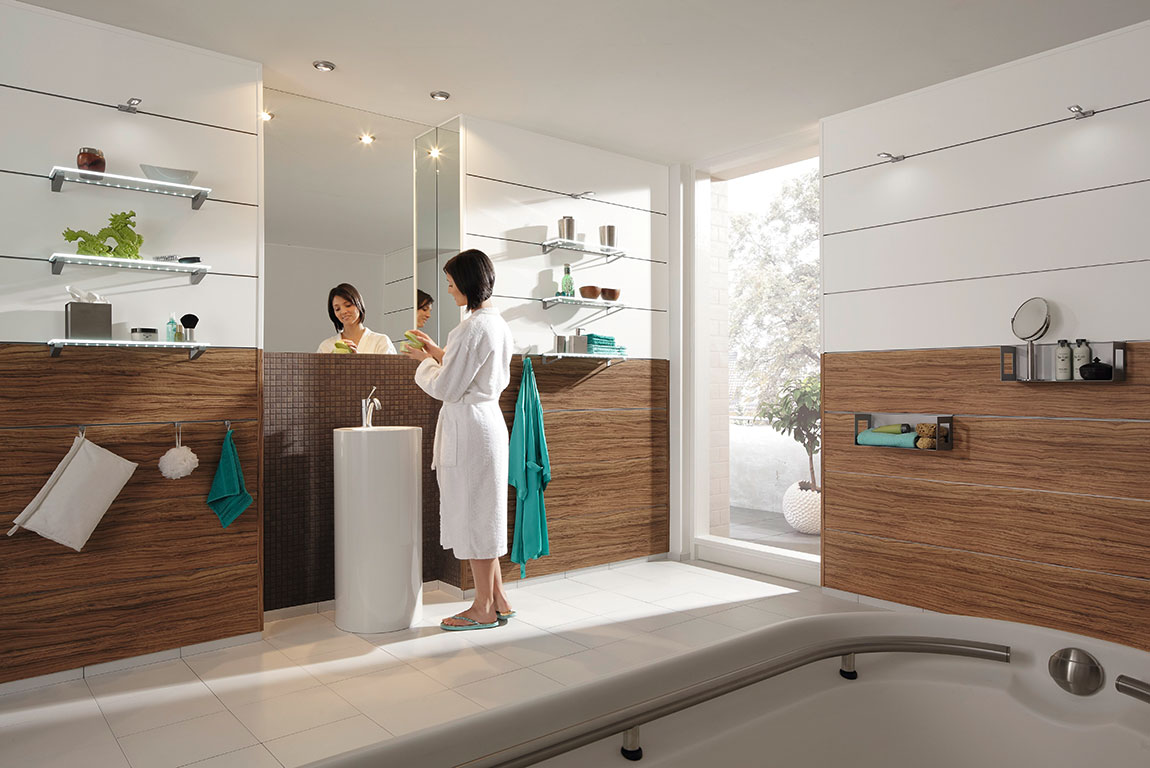 Wandpaneele im Badezimmer vereinen schöne Oberflächen mit technischen Vorteilen wie wärmedämmend und schimmelabweisend.